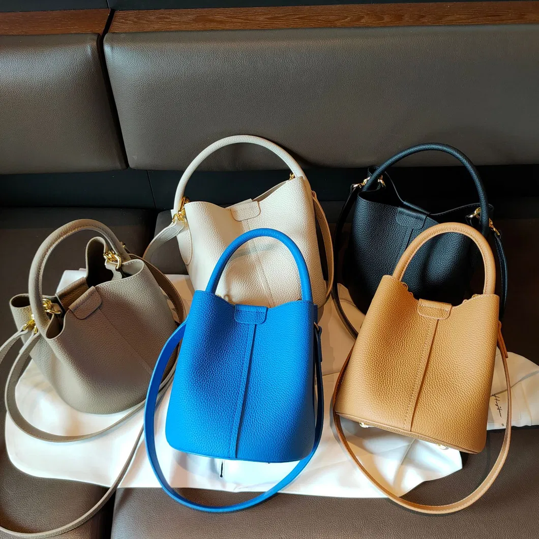 Bolso tipo cubo de cuero