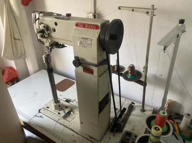 Máquina de costura alta