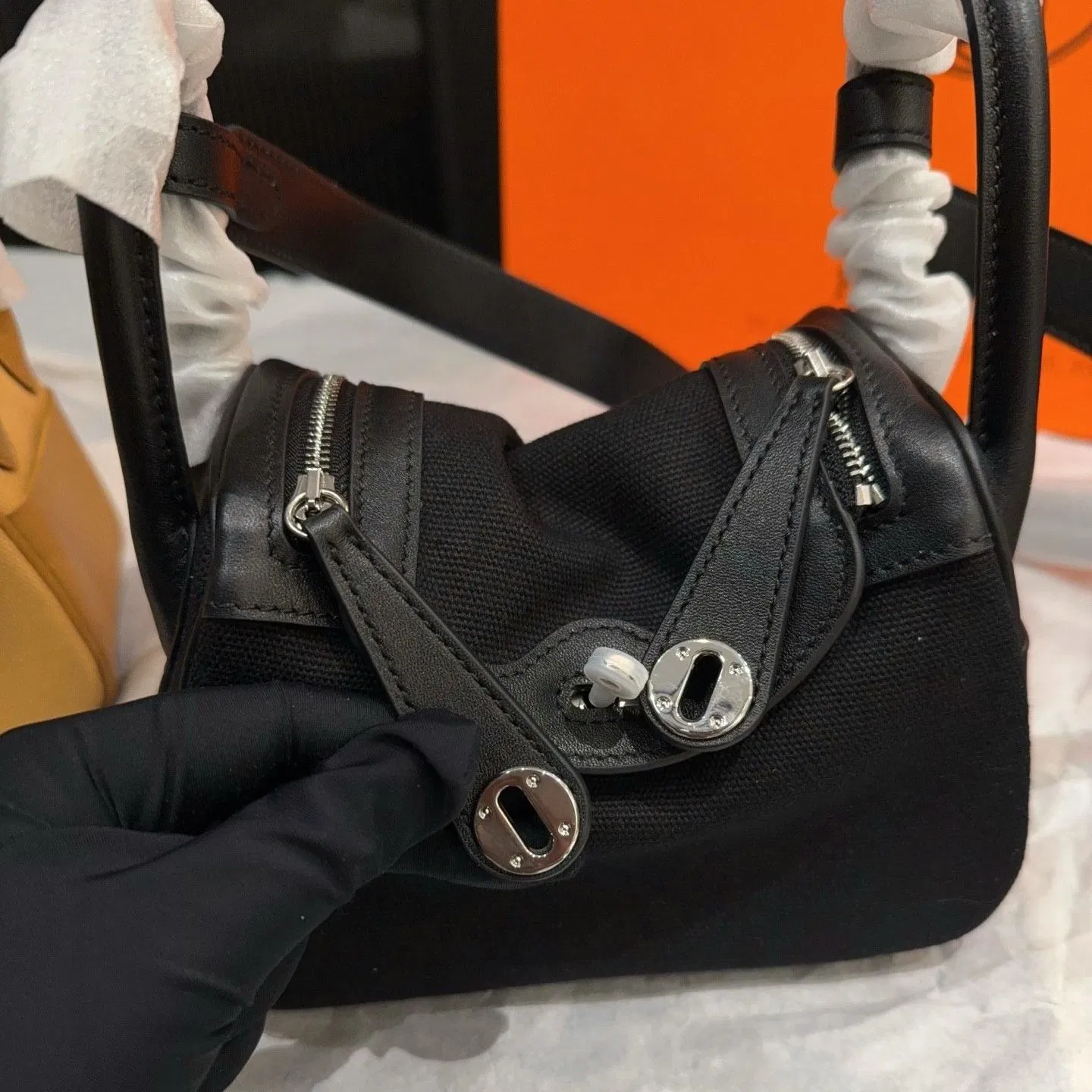 Bolso de mano mini Lindy de lujo en lona y cuero Tamaño 19*13cm Dos colores amarillo y negro con herrajes de cierre de giro plateados, asa superior, bandolera, bolso de mujer, cartera de dama