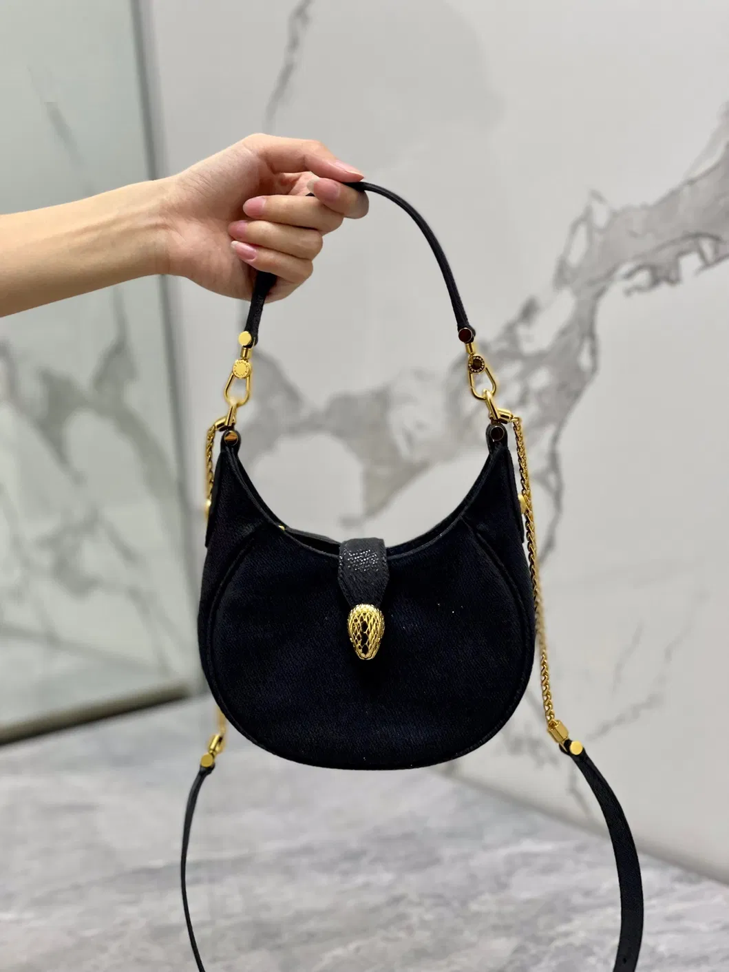 Bolso Hobo de Cuero en Forma de Media Luna - Cierre Metálico Detallado y Correa Mixta de Cuero con Cadena