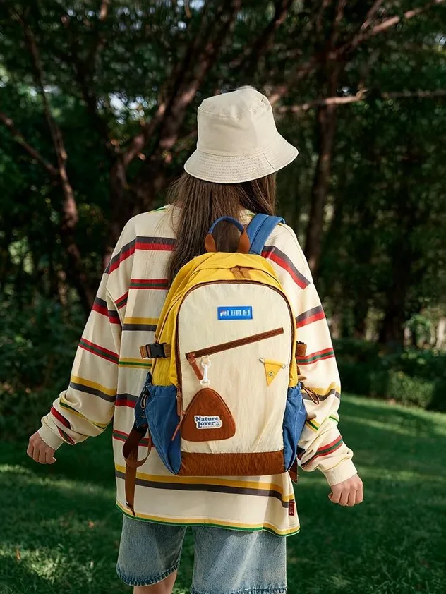 Uso práctico del bolso tejido retro