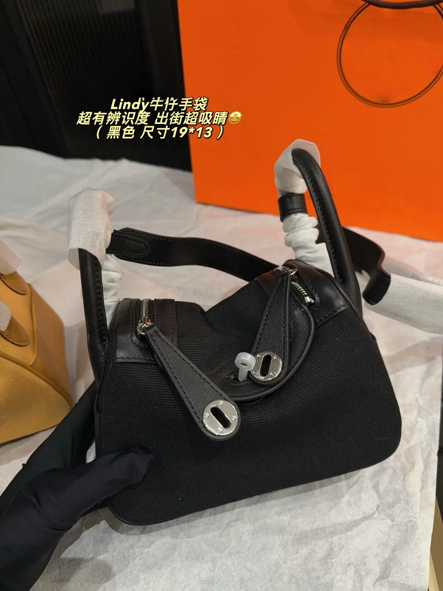 Detalle del bolso de mano mini Lindy