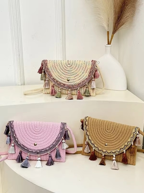Bolso de mano de paja tejido al estilo bohemio con flecos y forro de poliéster y cierre de tapa para mujeres
