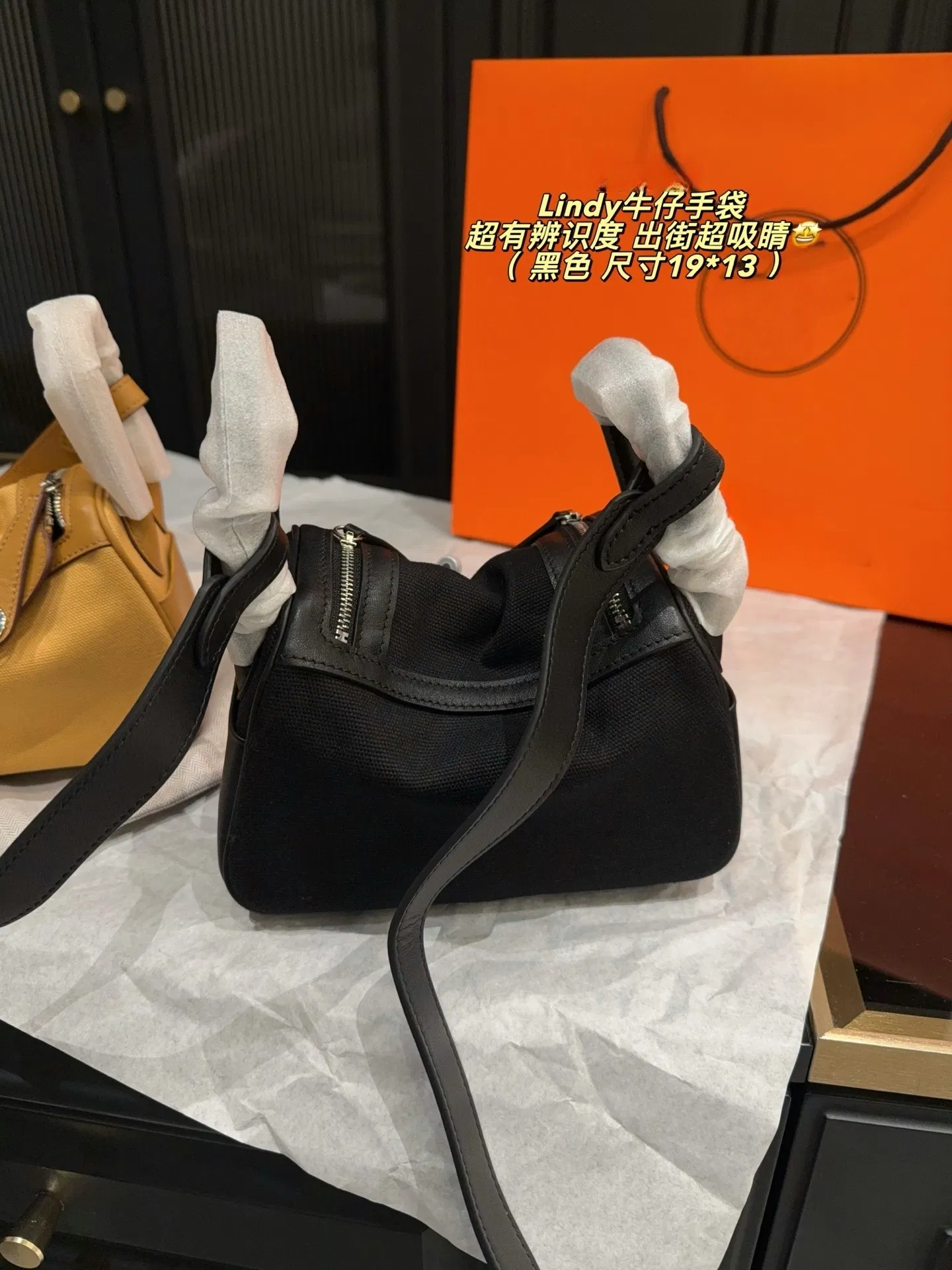 Detalle del bolso de mano mini Lindy