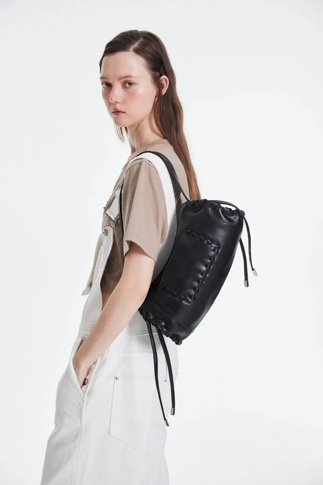Bolso de hombro de diseño de mujer de temporada actual, lujo de moda, suave cuero PU con detalles trenzados y de borlas