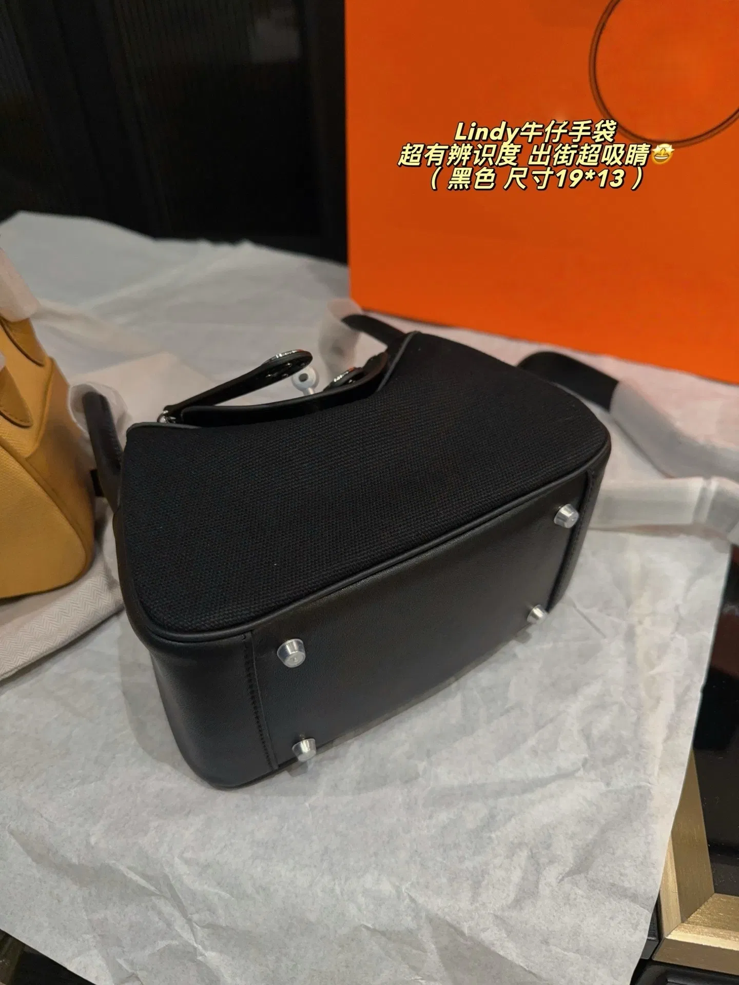 Detalle del bolso de mano mini Lindy