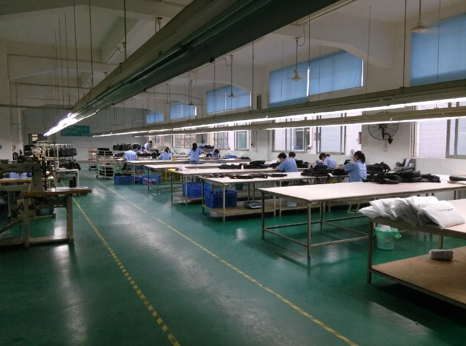 Taller de producción de bolsos de cuero