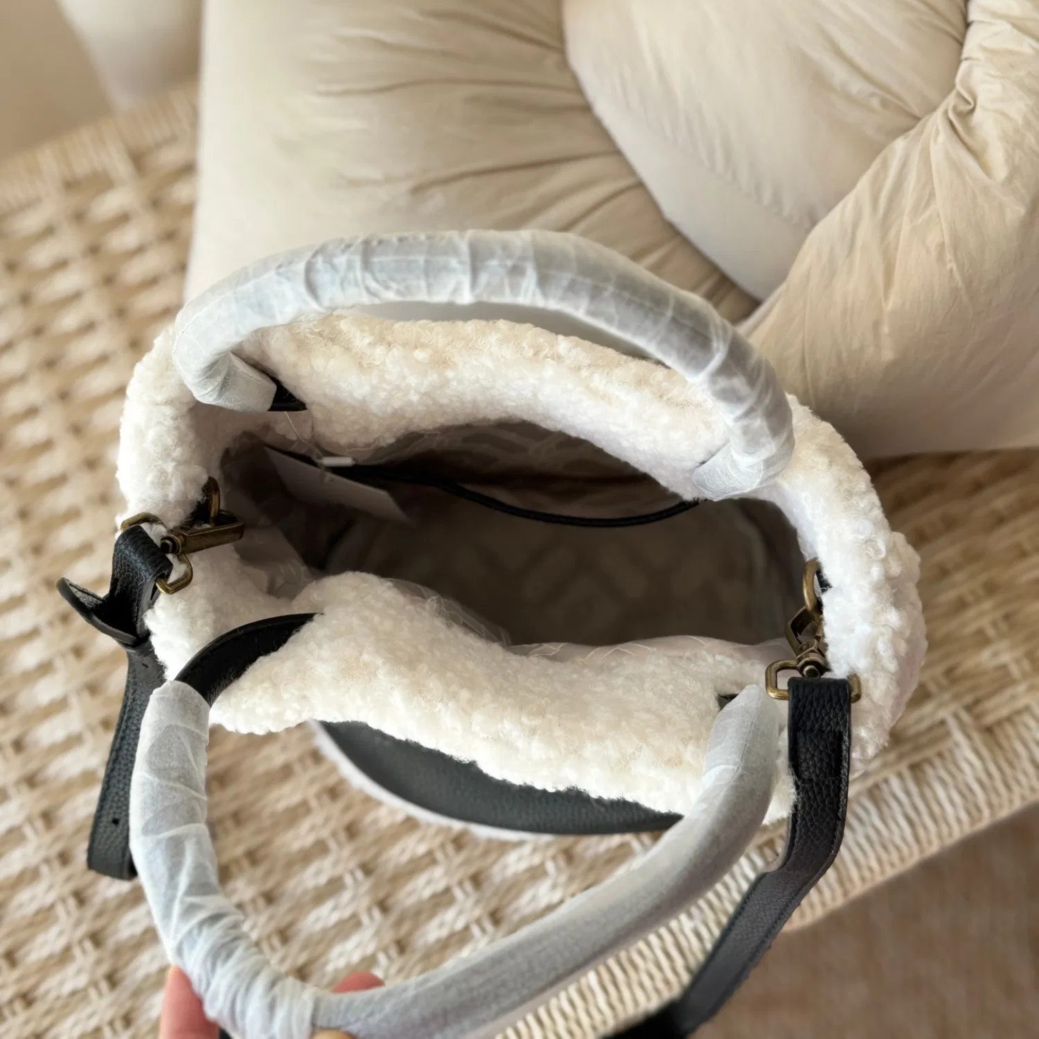 Bolso de borde de felpa de dama, bolso pequeño tipo cubo para mujer