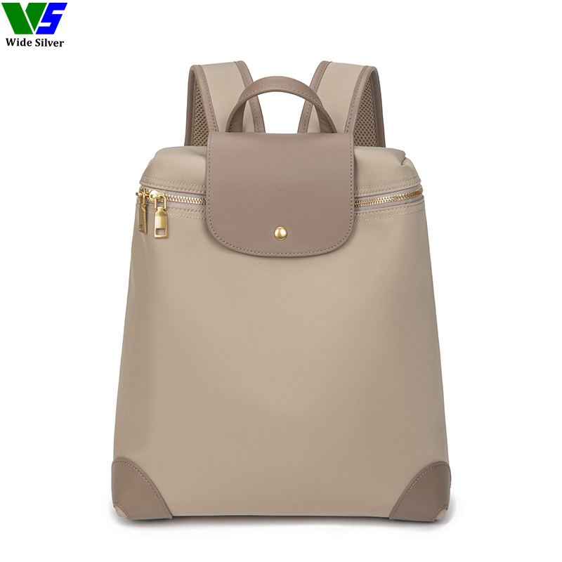 Amplias mochilas de cuero vegano plateadas favoritas y elegantes para mujer 2024