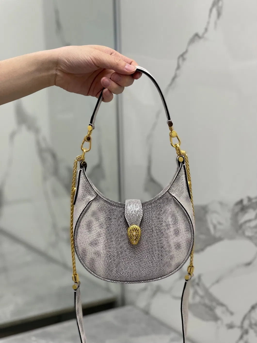 Bolso Hobo de Cuero en Forma de Media Luna - Cierre Metálico Detallado y Correa Mixta de Cuero con Cadena