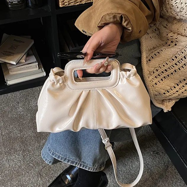 Vista frontal del bolso retro de gama alta