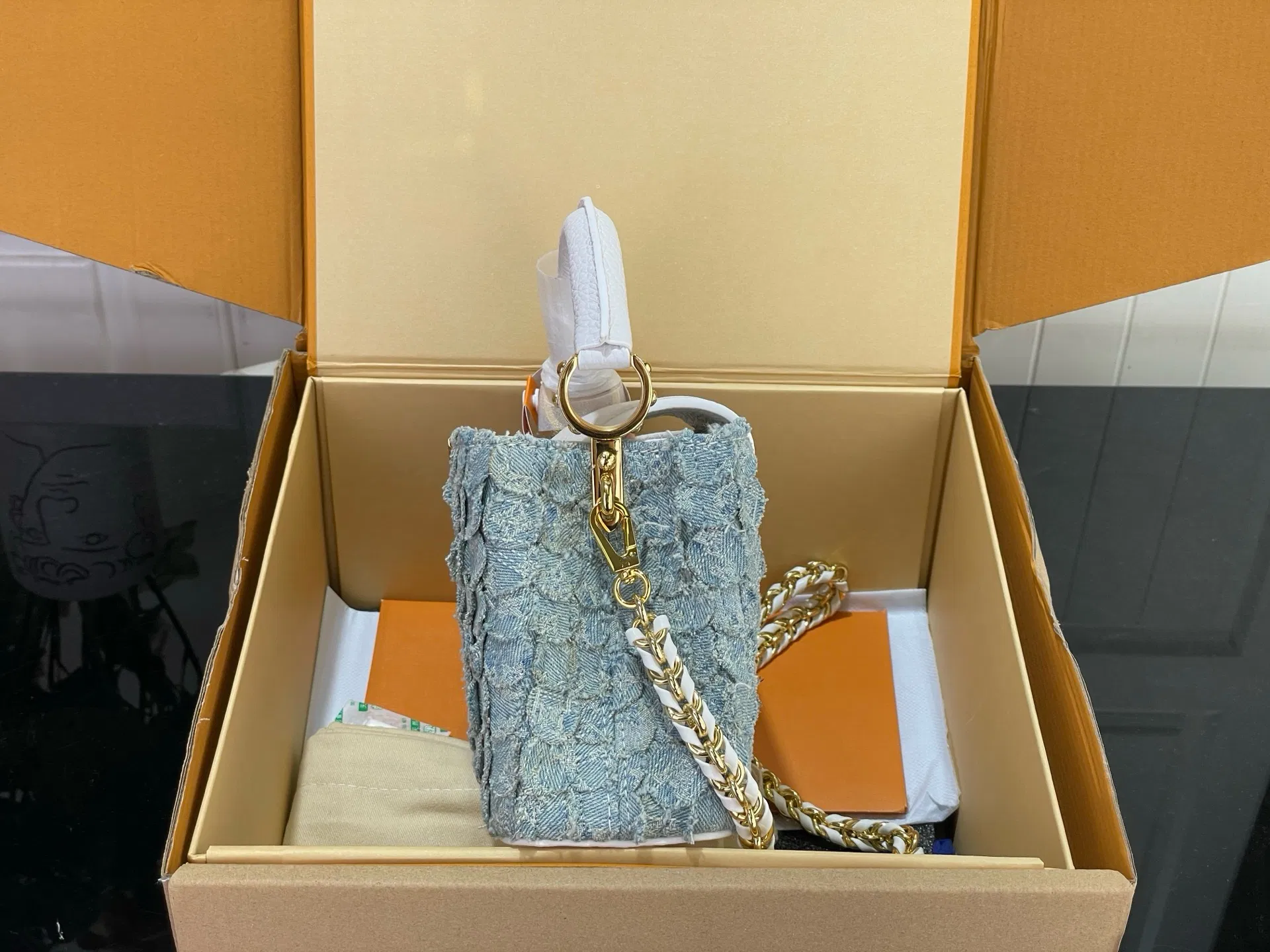 Detalles de costuras del bolso