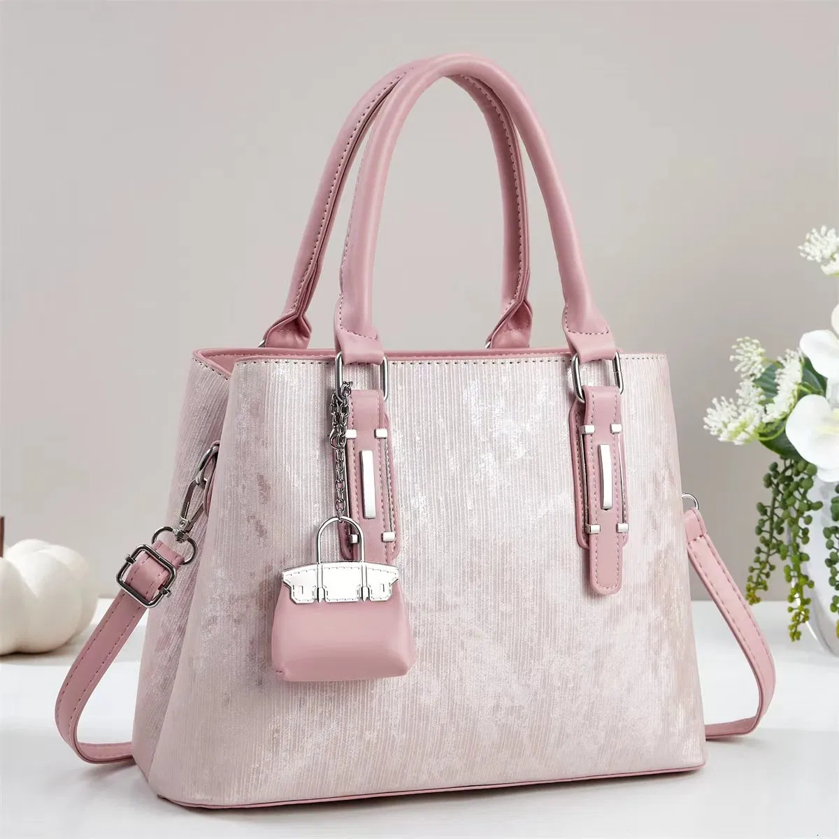 Bolso de mano vertical a rayas perladas en rosa suave, mini pouch charm, bolso cruzado para el hombro, bolsa de gran capacidad para mamás en el transporte