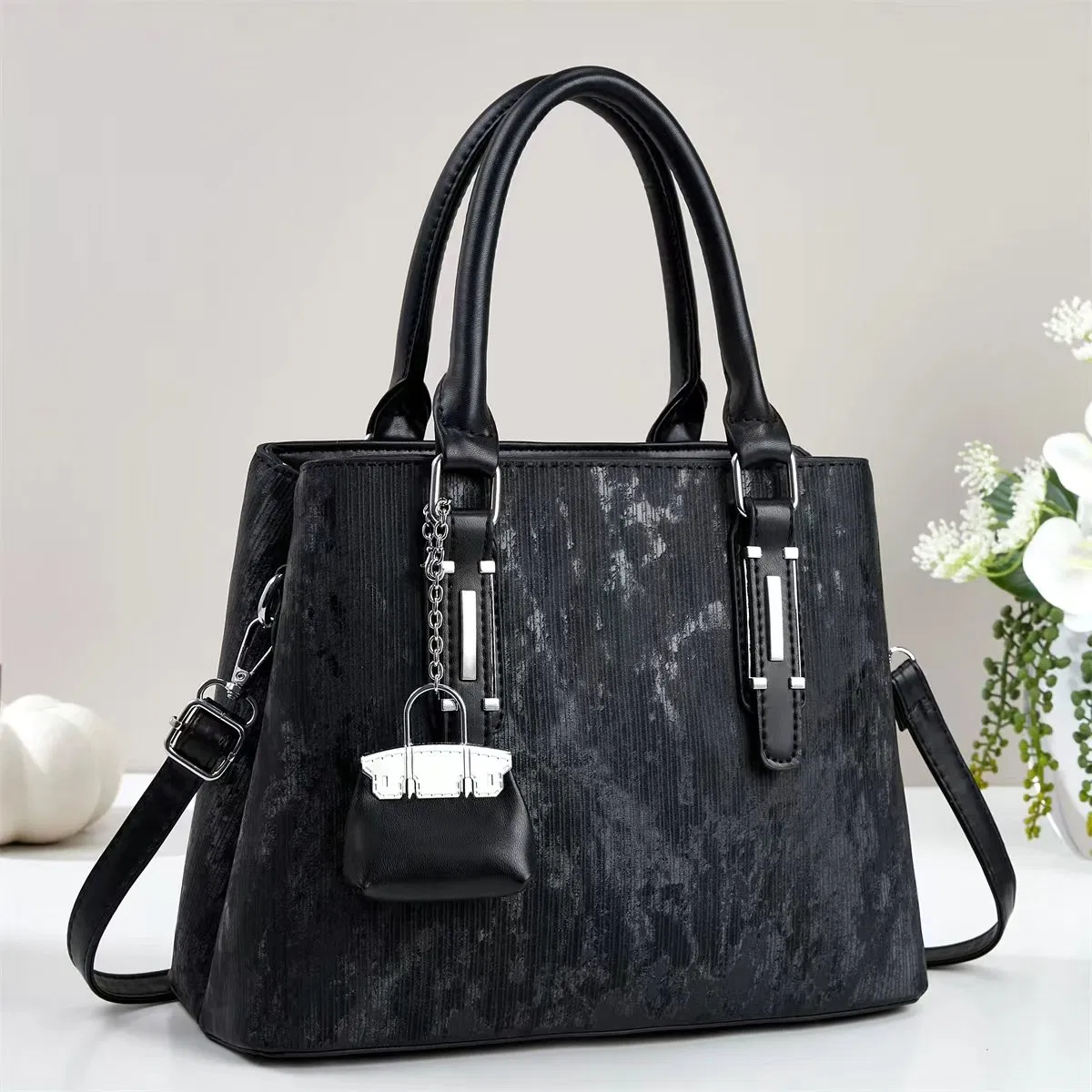Bolso de mano vertical a rayas perladas en rosa suave, mini pouch charm, bolso cruzado para el hombro, bolsa de gran capacidad para mamás en el transporte