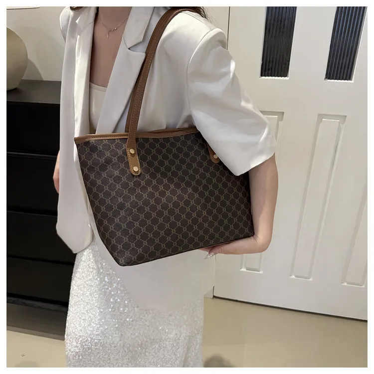 Bolso de diseño moderno y versátil