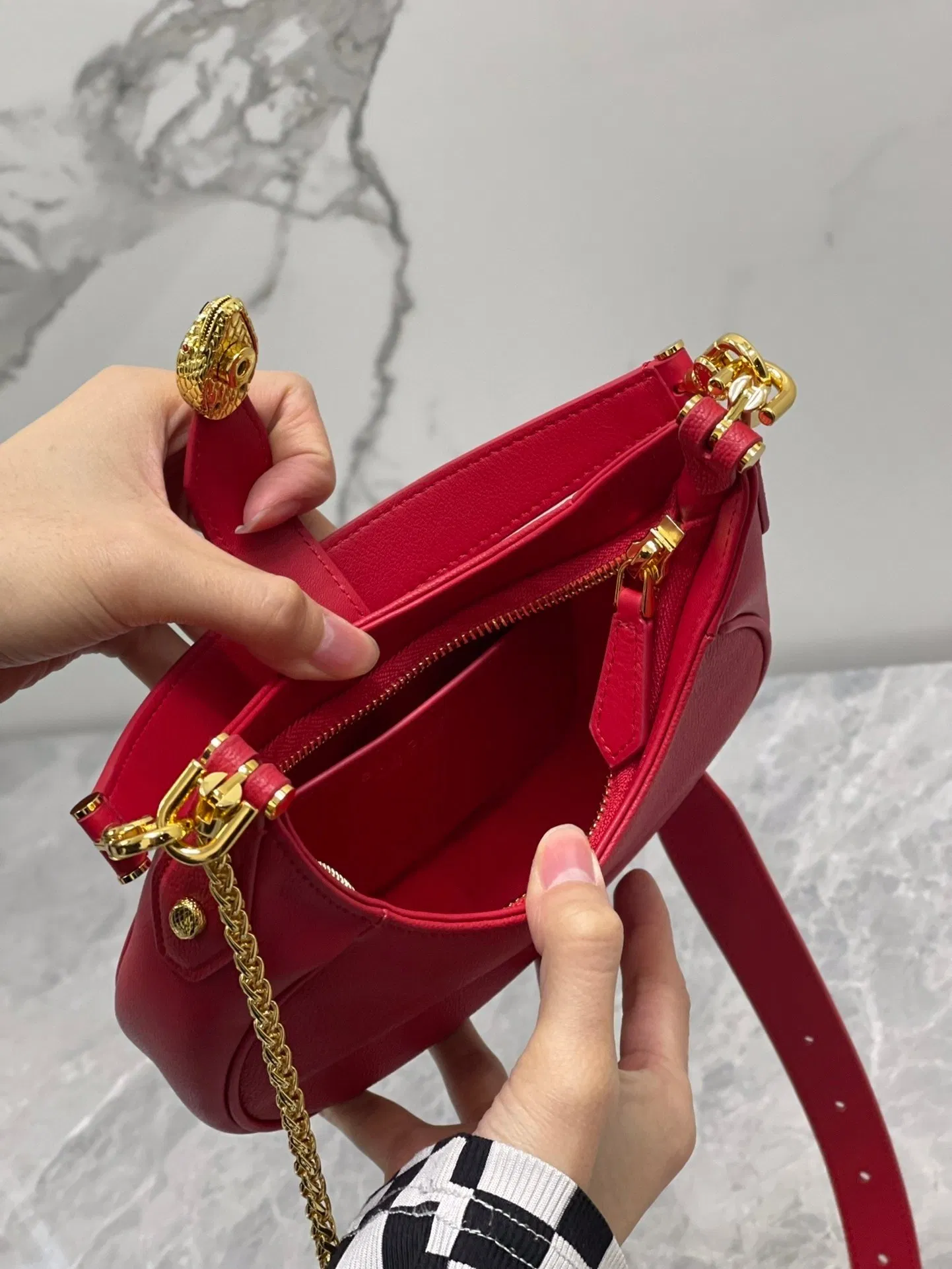 Bolso Hobo de Cuero en Forma de Media Luna - Cierre Metálico Detallado y Correa Mixta de Cuero con Cadena