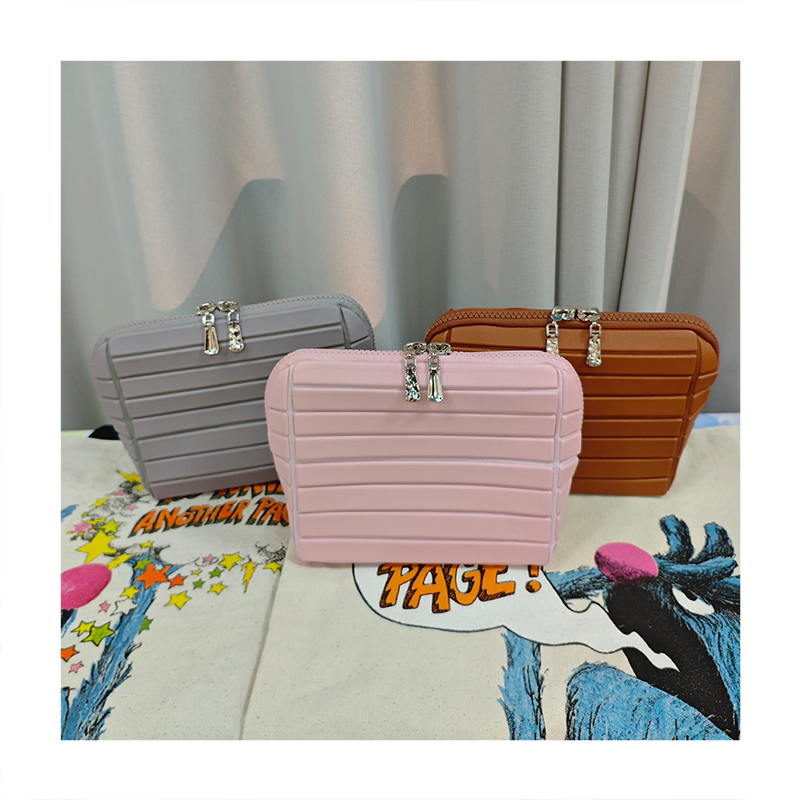 Bolsa de maquillaje funcional de cuero PU vegano con logo personalizado Isen, bolsa de aseo elegante, bolsa cosmética de viaje de pie