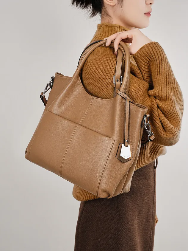 Elegante bolso de mano de hardware sofisticado en dos tonos para un estilo diario