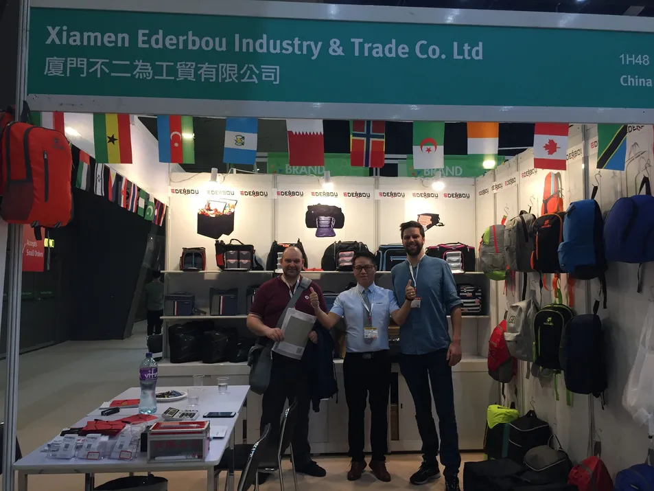 Exposición de productos de mochilas