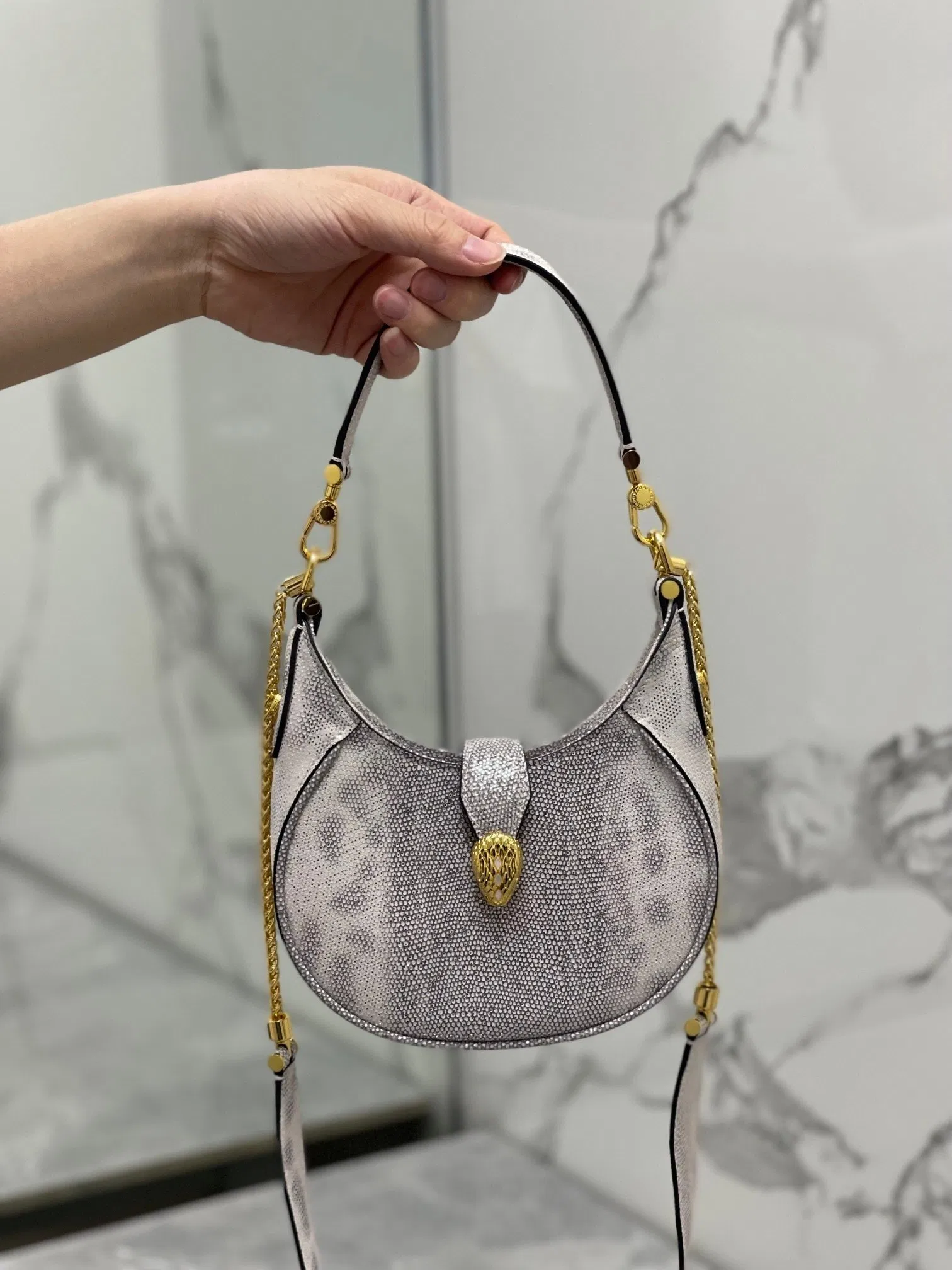 Bolso Hobo de Cuero en Forma de Media Luna - Cierre Metálico Detallado y Correa Mixta de Cuero con Cadena