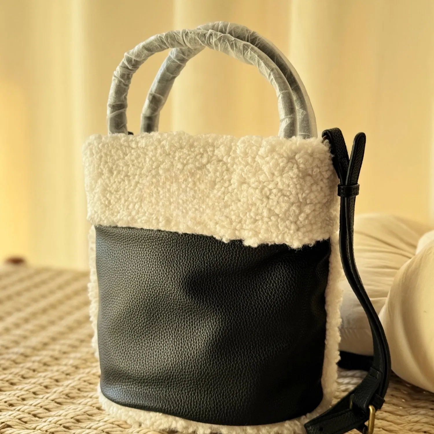 Bolso de borde de felpa de dama, bolso pequeño tipo cubo para mujer