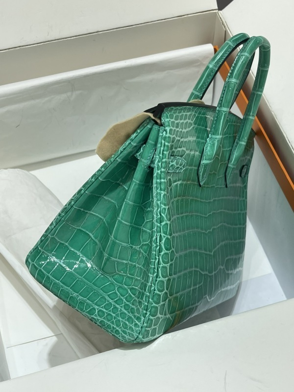 2025 Fábrica OEM con logo Bolsos de lujo hechos a mano para mujeres Bolsa tote para damas Bolsos de cuero vegano trenzados