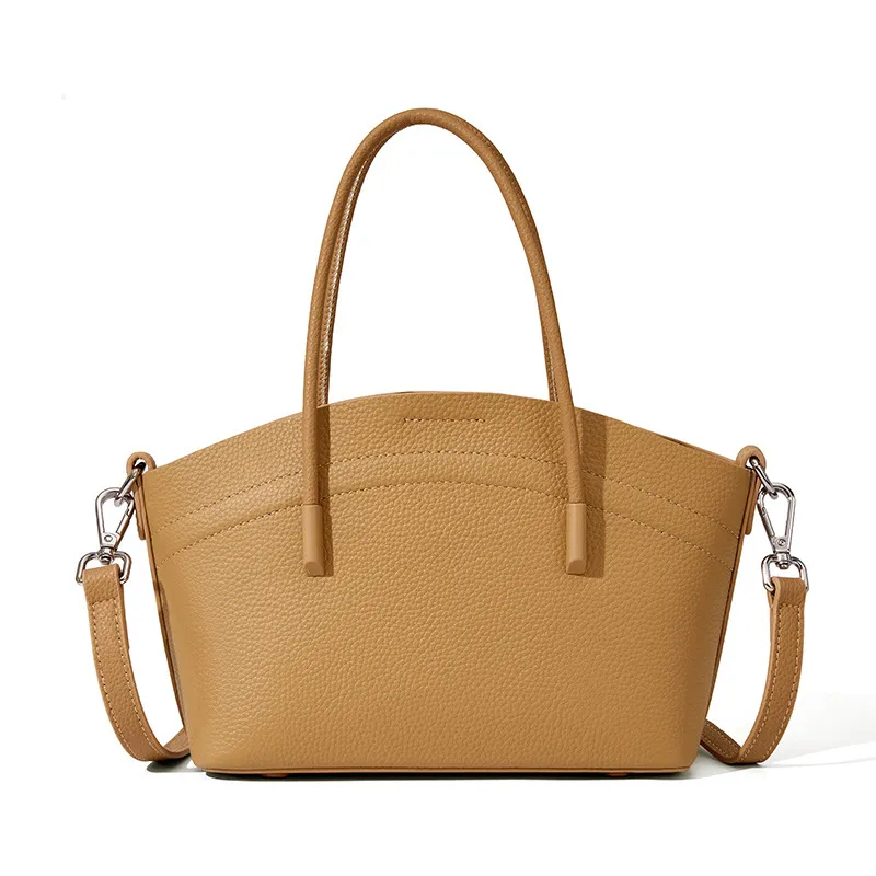 Vista lateral del bolso de mano estilo zara de cuero PU