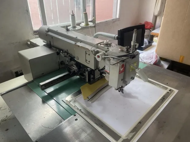 Máquina de costura de computadora
