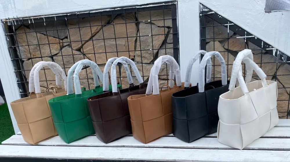 Disponible en múltiples colores, bolso de hombro de cuero de moda para dama de alta calidad al por mayor
