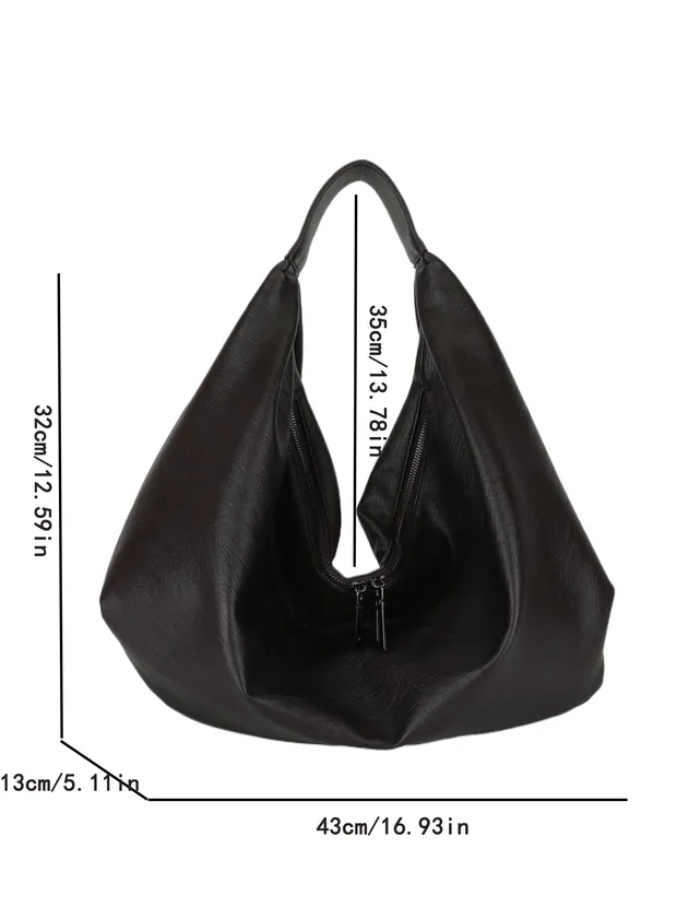 Modelo exhibiendo bolso de viaje 1