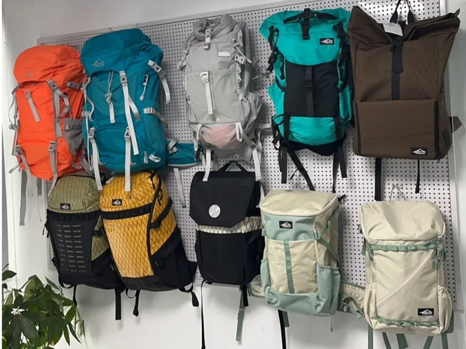 Mochila de senderismo impermeable 60L para hombres y mujeres