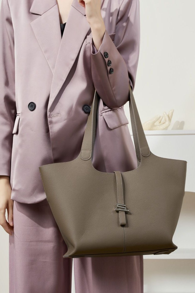 Elegante bolso de mano de hardware sofisticado en dos tonos para un estilo diario