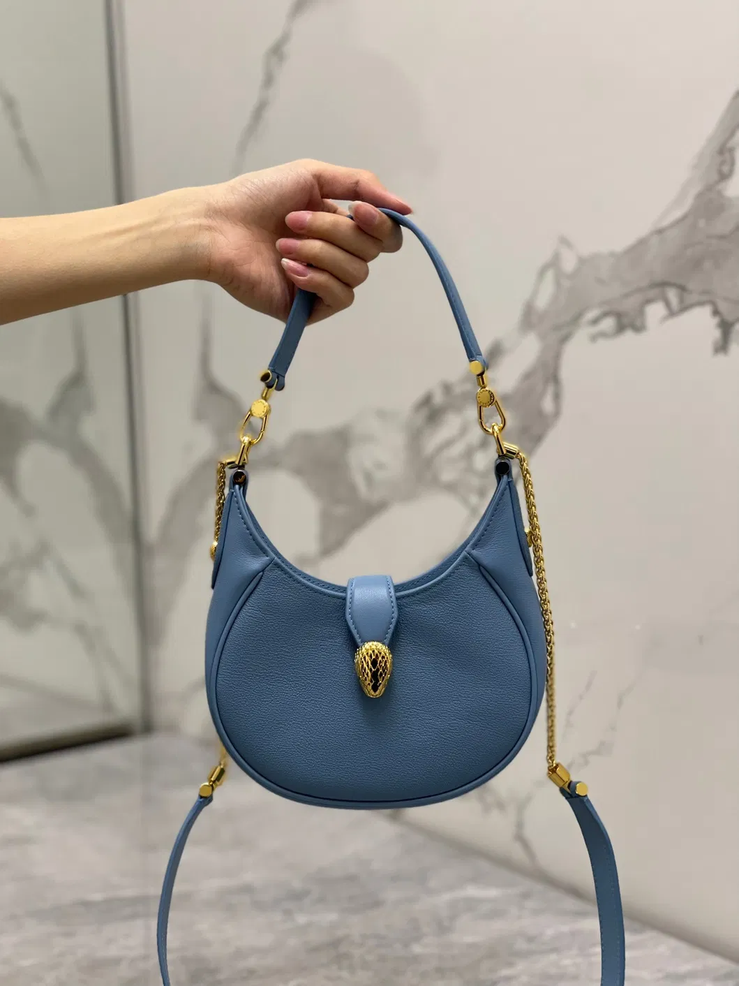 Bolso Hobo de Cuero en Forma de Media Luna - Cierre Metálico Detallado y Correa Mixta de Cuero con Cadena