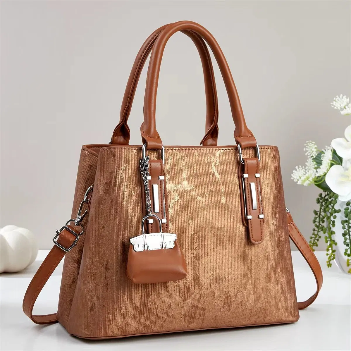 Bolso de mano vertical a rayas perladas en rosa suave, mini pouch charm, bolso cruzado para el hombro, bolsa de gran capacidad para mamás en el transporte