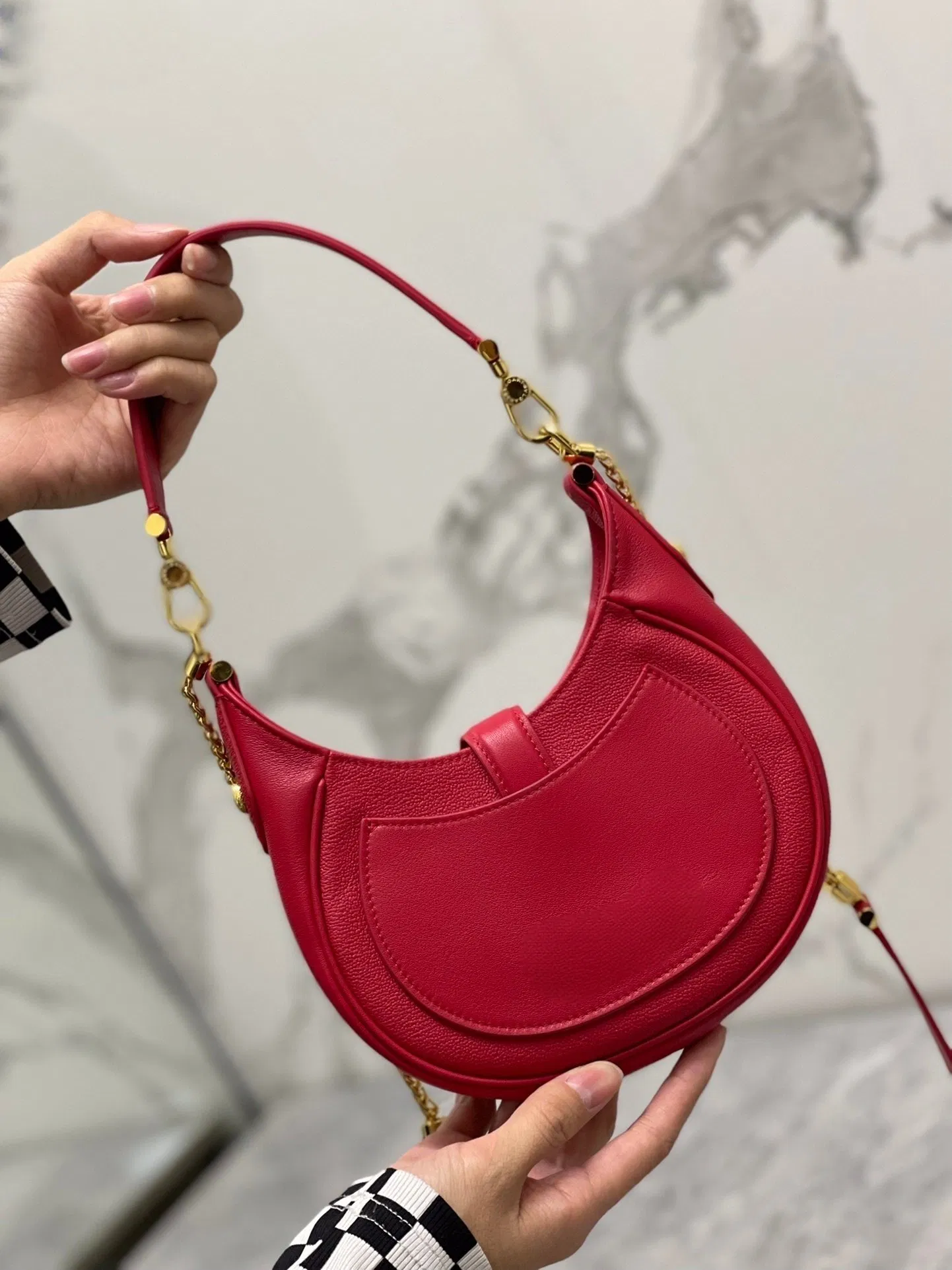 Bolso Hobo de Cuero en Forma de Media Luna - Cierre Metálico Detallado y Correa Mixta de Cuero con Cadena