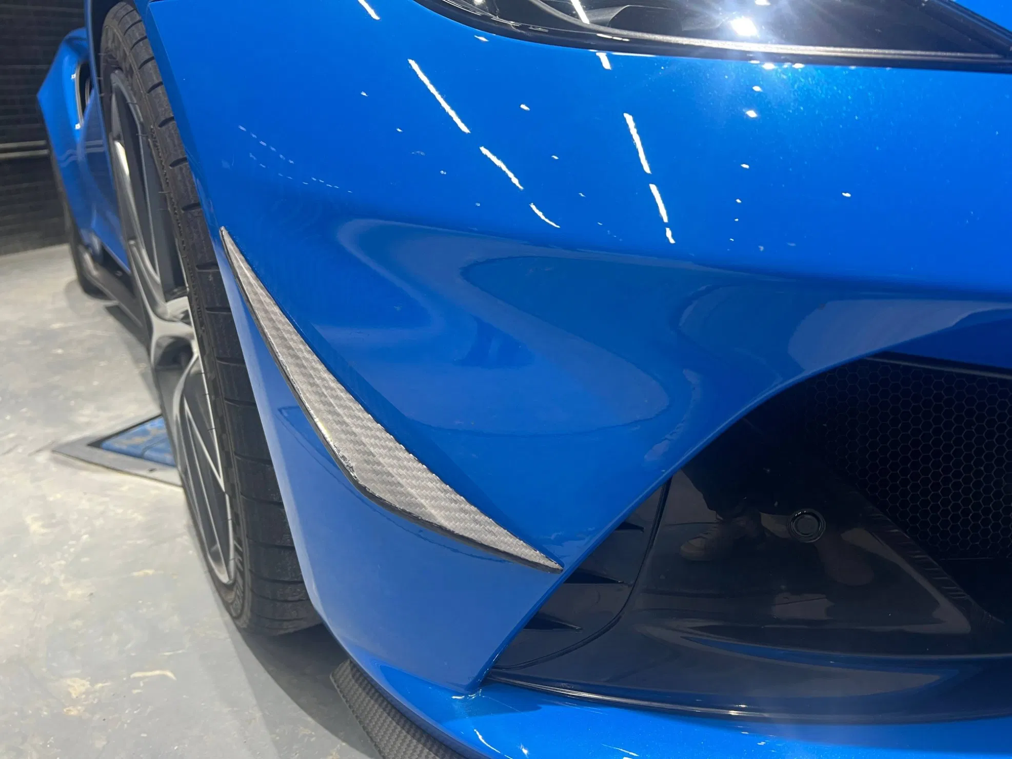 Divisores de Para-choque Frontal em Fibra de Carbono Brilhante para Lotus Emira 2022-2024