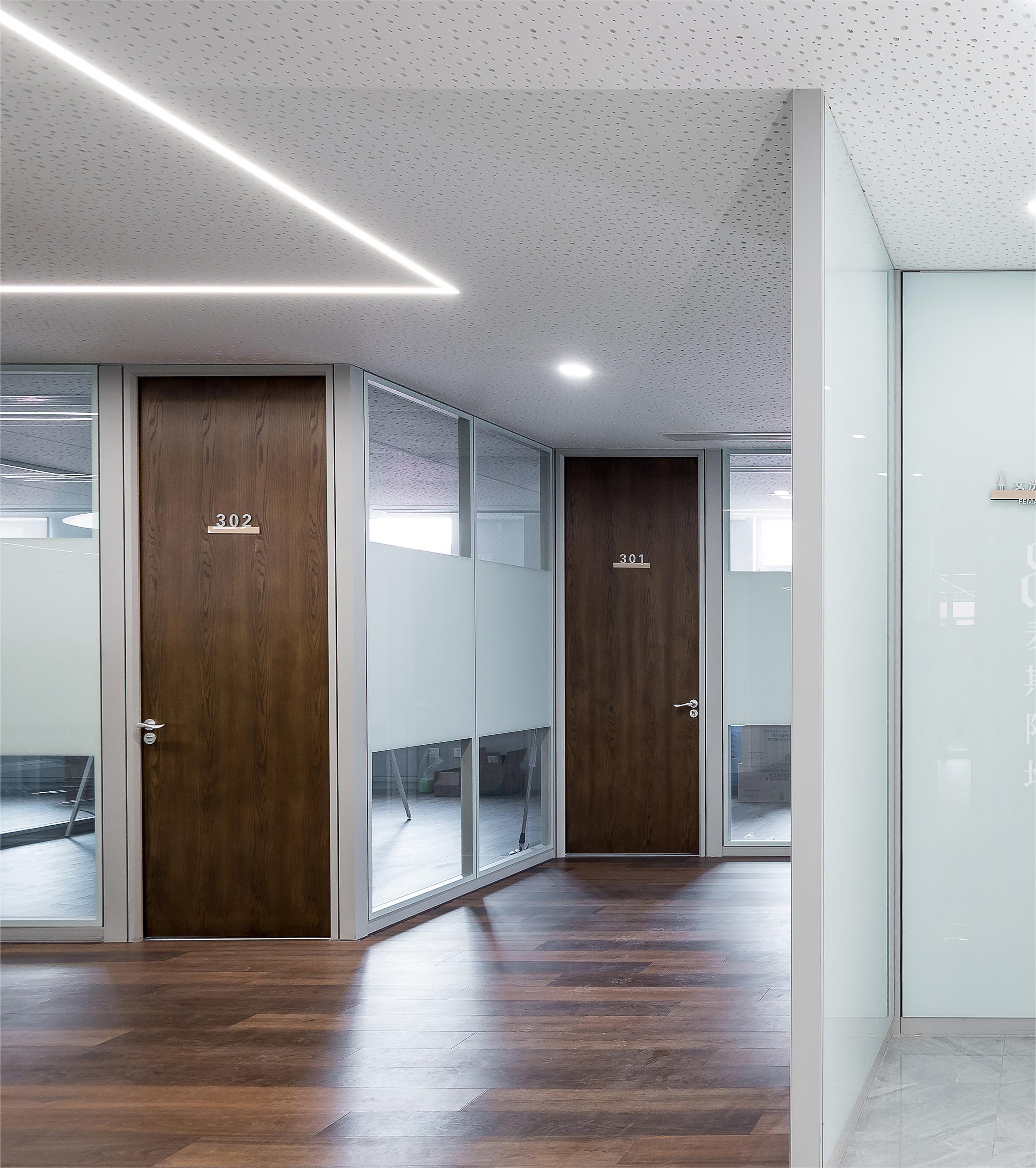 Single Door Wall Partition