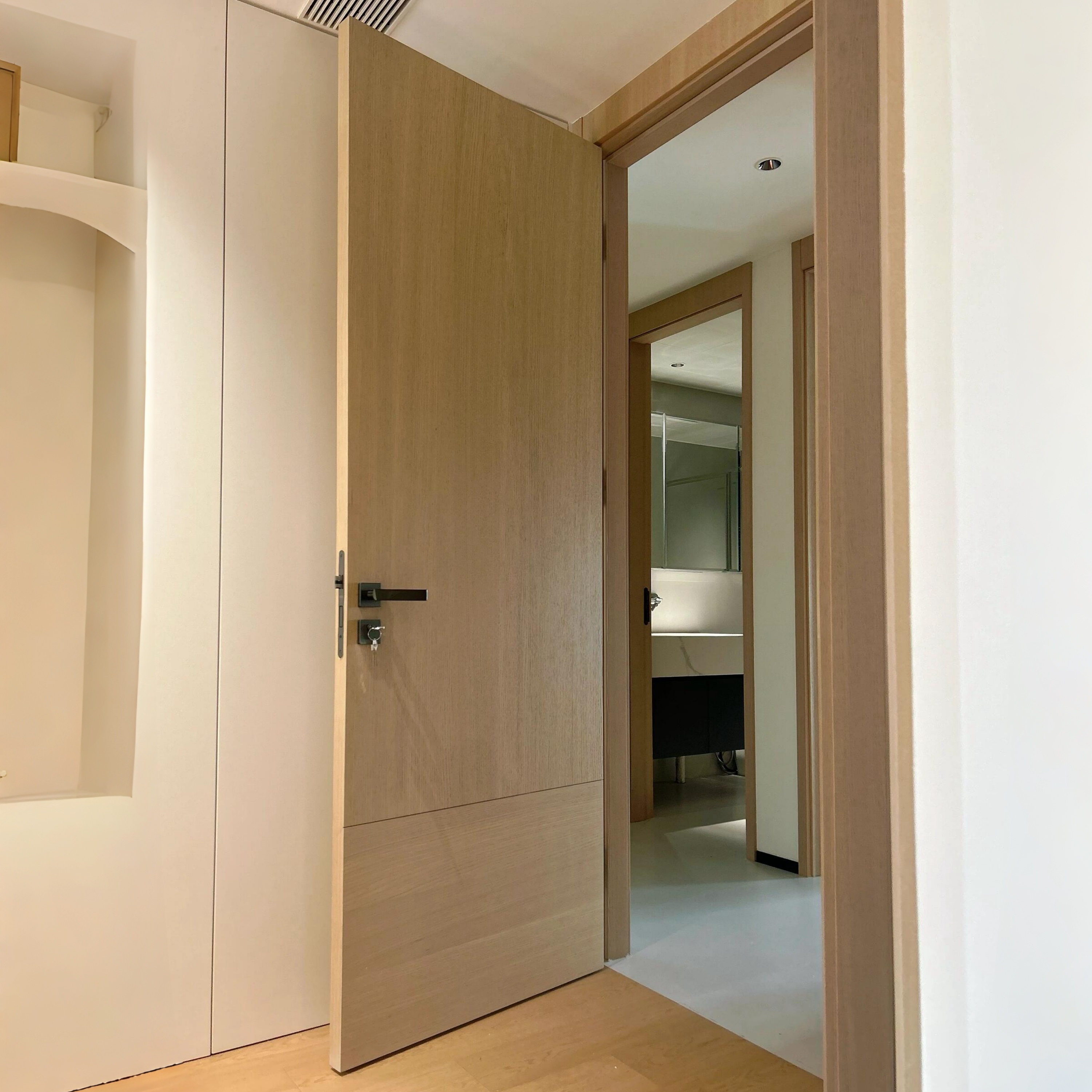 Modern White Oak Interior Door Rift Cut Natural Veneer Solid Core Flush Door Featuring Concealed Hinge And Magnet Lock Design