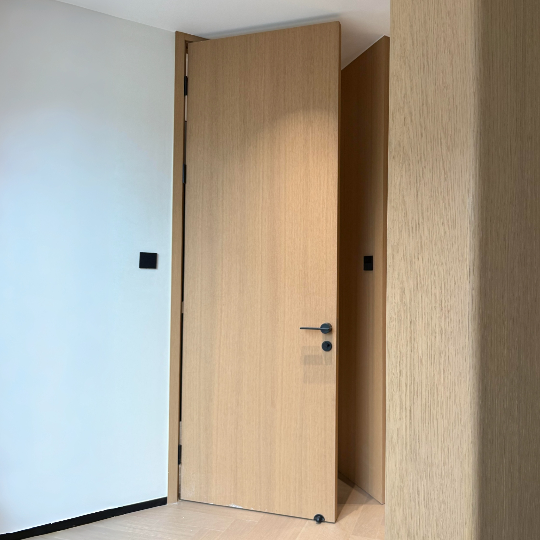 Custom Interior Door White Oak Rift Cut Natural Veneer Solid Core Stained Flush Door Featuring Concealed Hinge And Magnet Lock