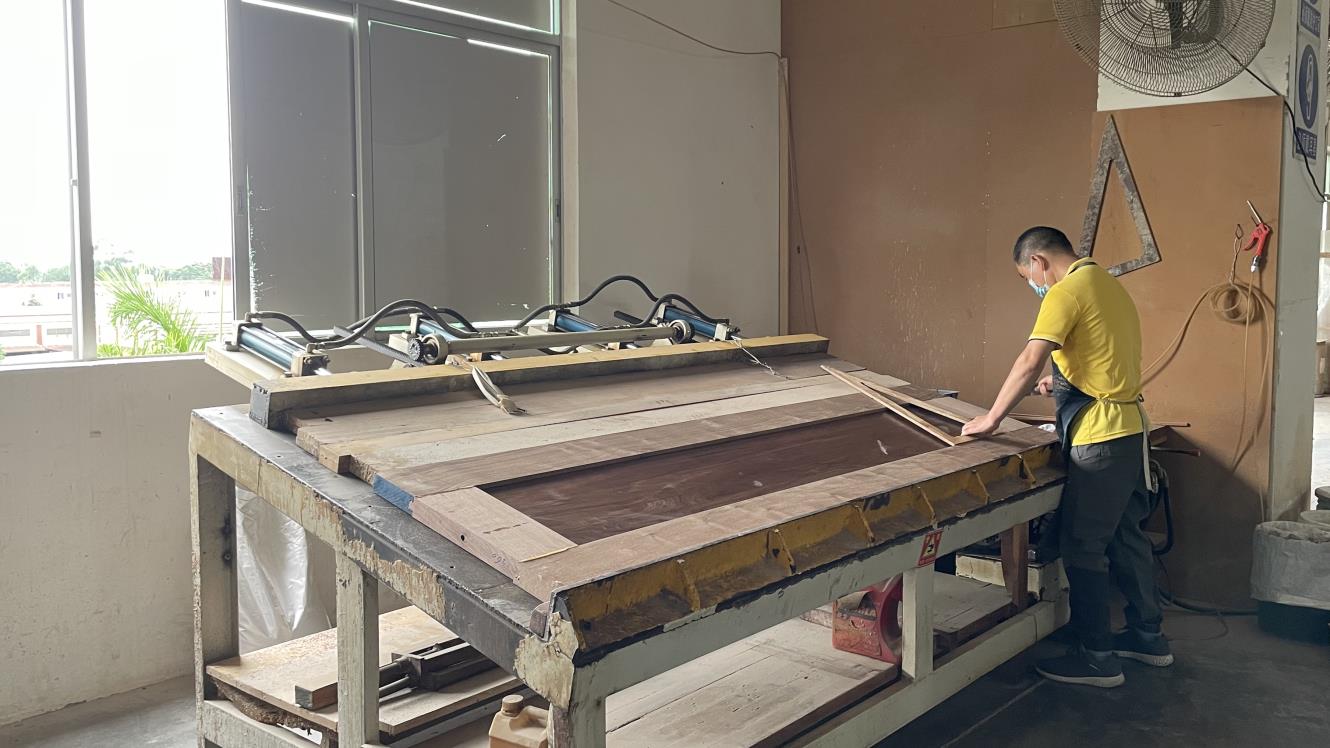 Larsom Door panel splicing process for steel-wood doors