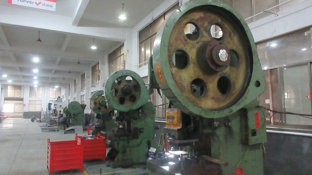 Hangzhou Focus Laser advanced glass cutting system in operation