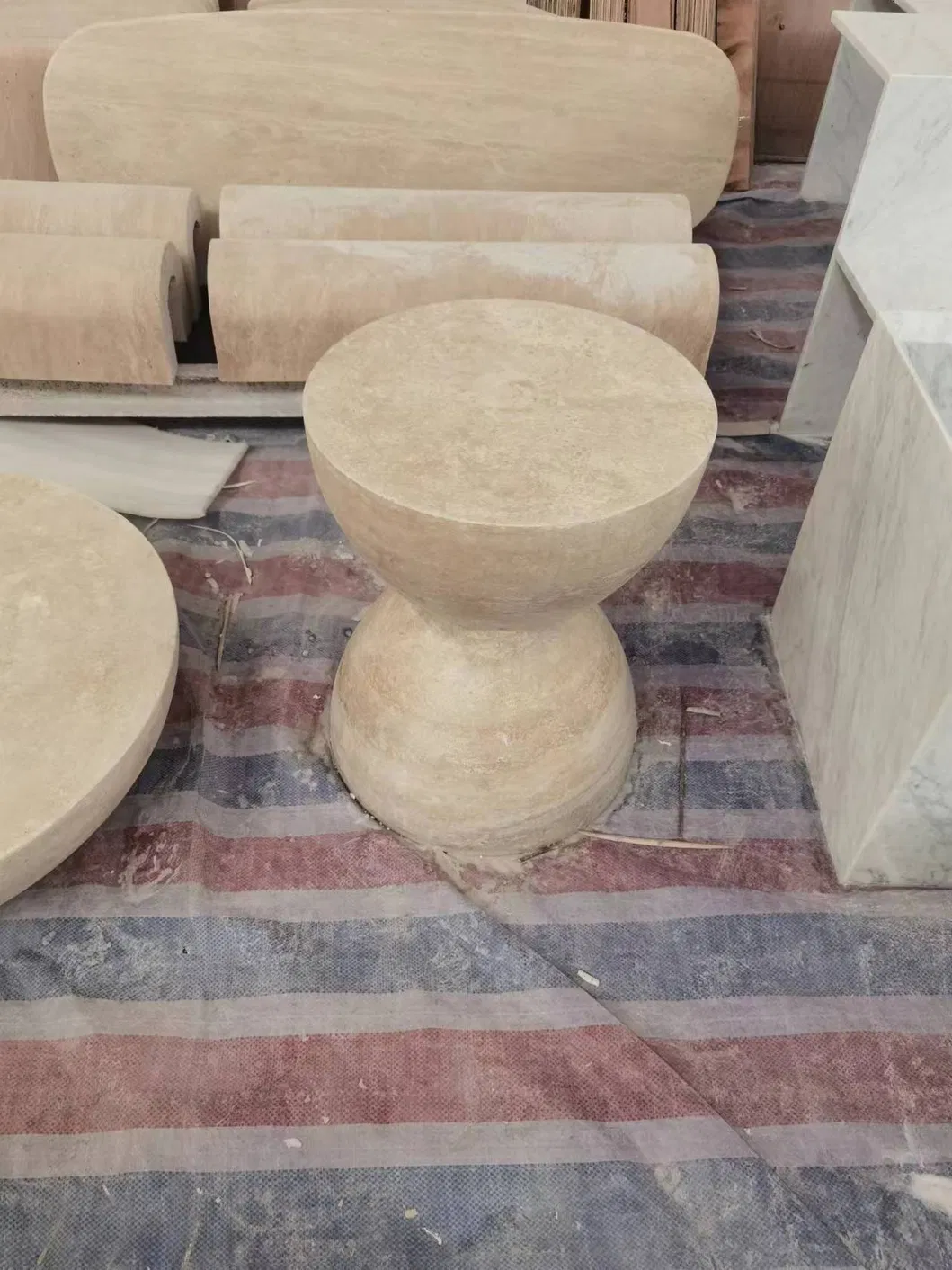 طاولة قهوة دائرية فاخرة من الحجر الجيري في الهواء الطلق، طاولة شاي بسيطة، طاولة جانبية دائرية من الحجر الجيري الأبيض، طاولة قهوة عصرية