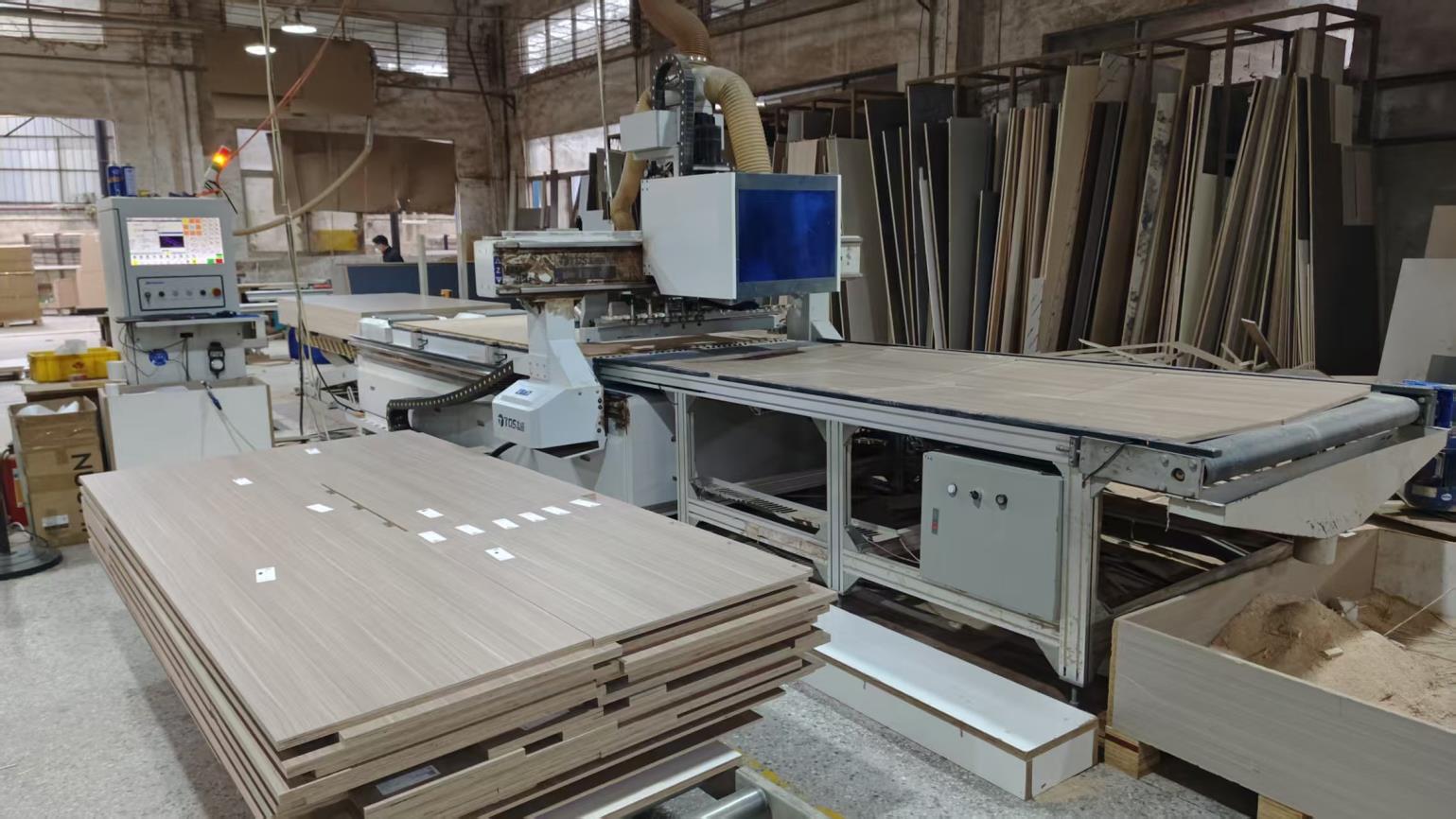 آلة القطع الرقمية CNC عالية الدقة في مصنع IBM Home