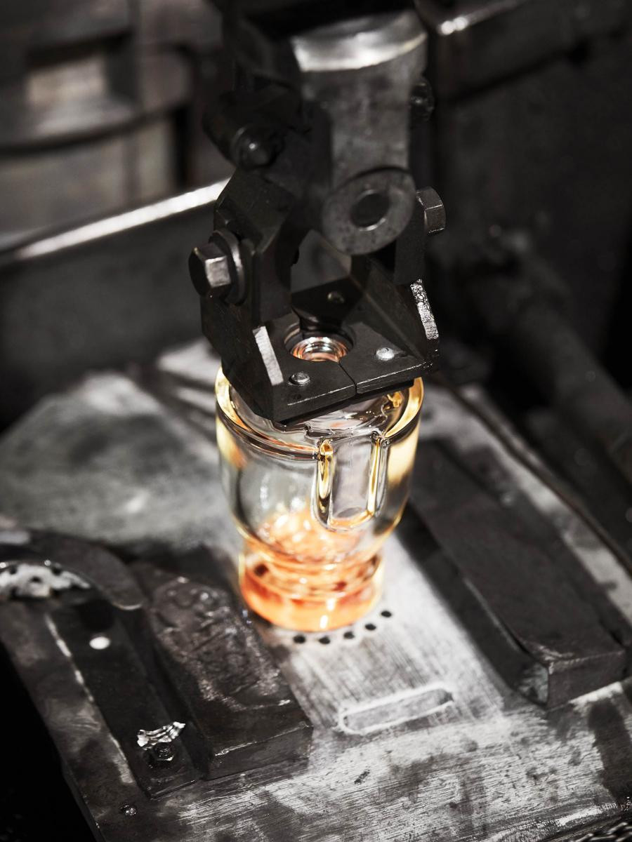 Cosmetic glass packaging line inspection