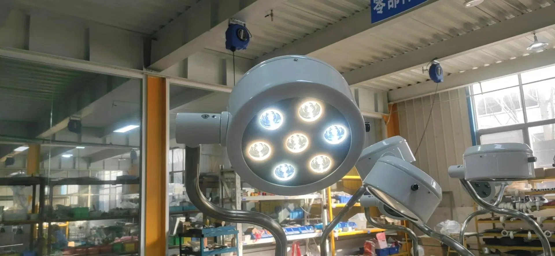 China Factory Portable LED Operating Lamp Shadowless Surgical Light