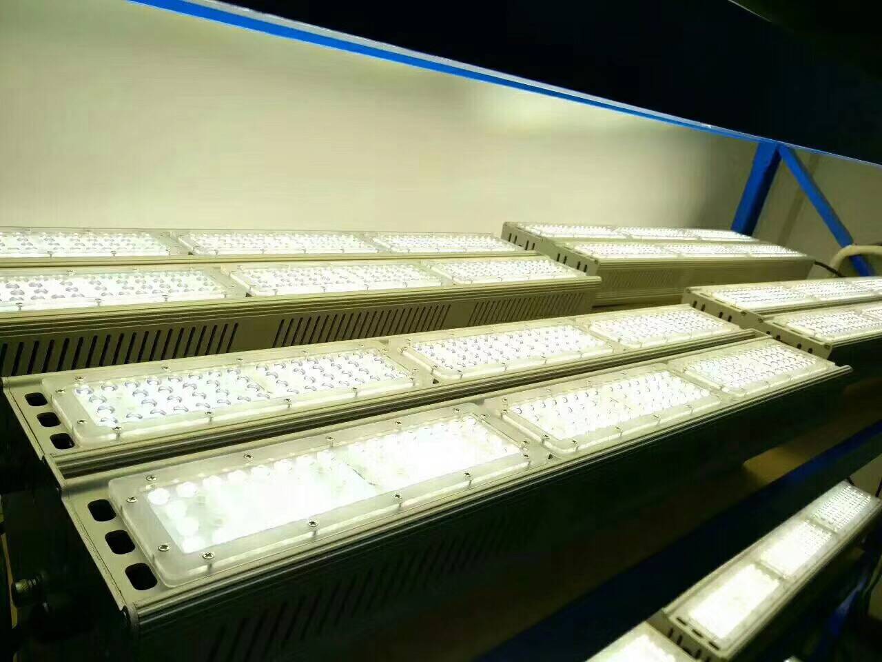 150W LED Linear high bay light in testing