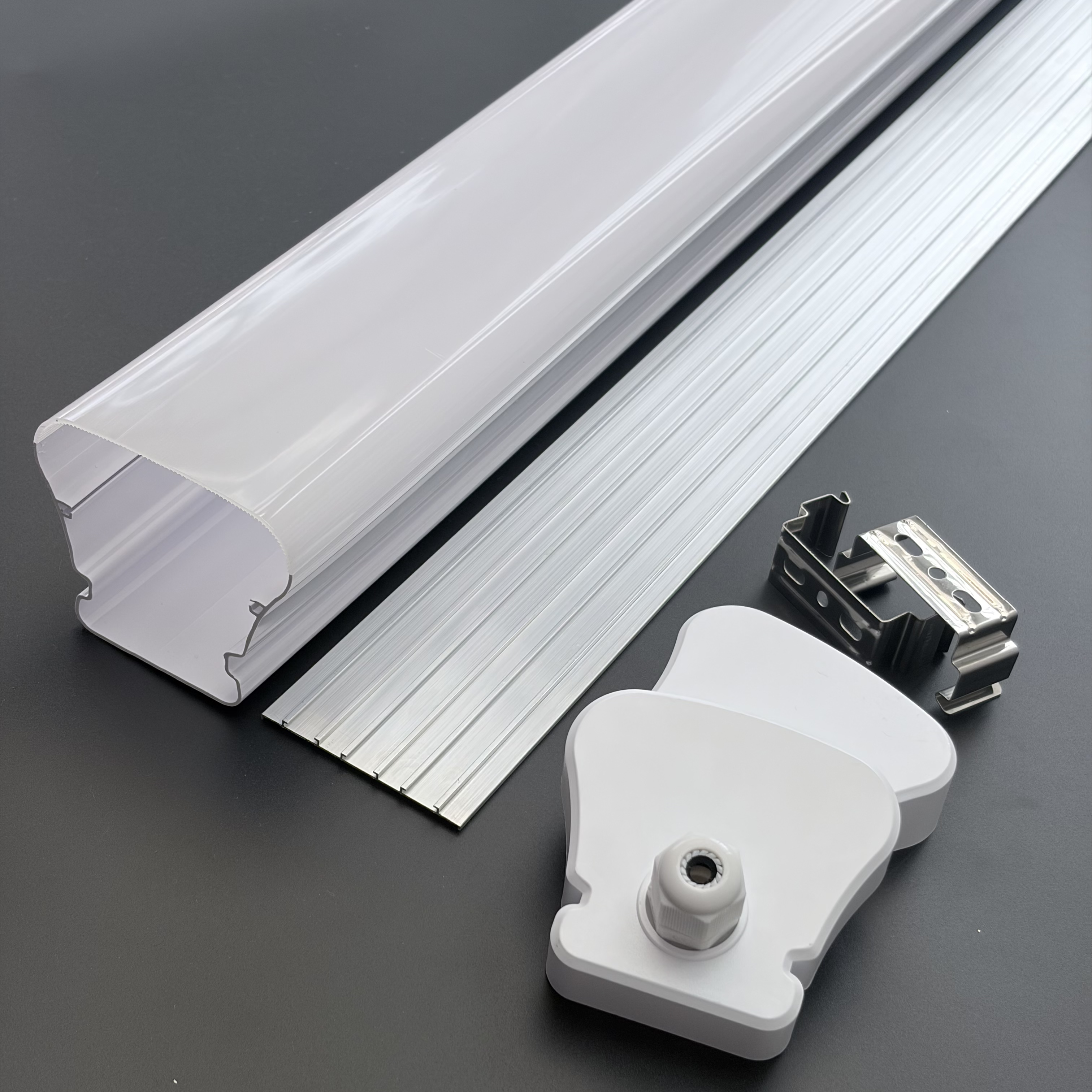 IP65 2FT Surface-Mounted LED Tri-proof Ceiling Batten 16W Linear Light 130lm/W Ra80 50000 Hours Lifespan 3-Year Warehouse