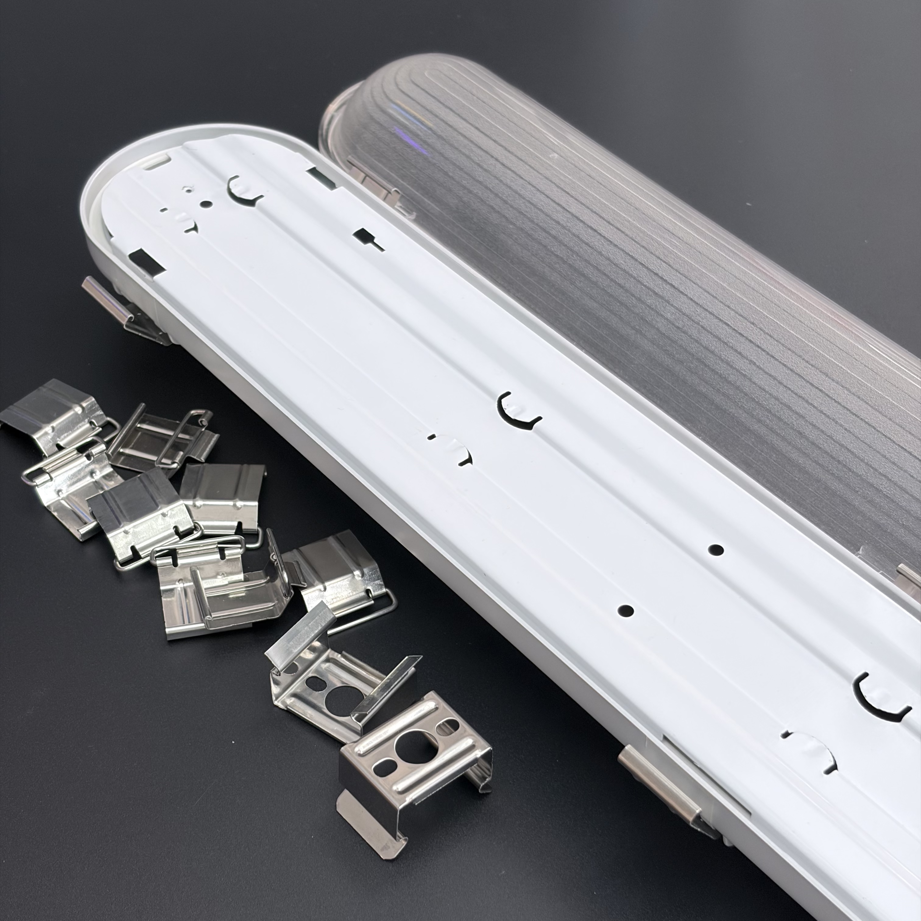 Commercial Industrial LED Tri-proof Light UGR<25 150lm/w 17W/32W/52W Anti Glare IP65 Supermarket Linkable