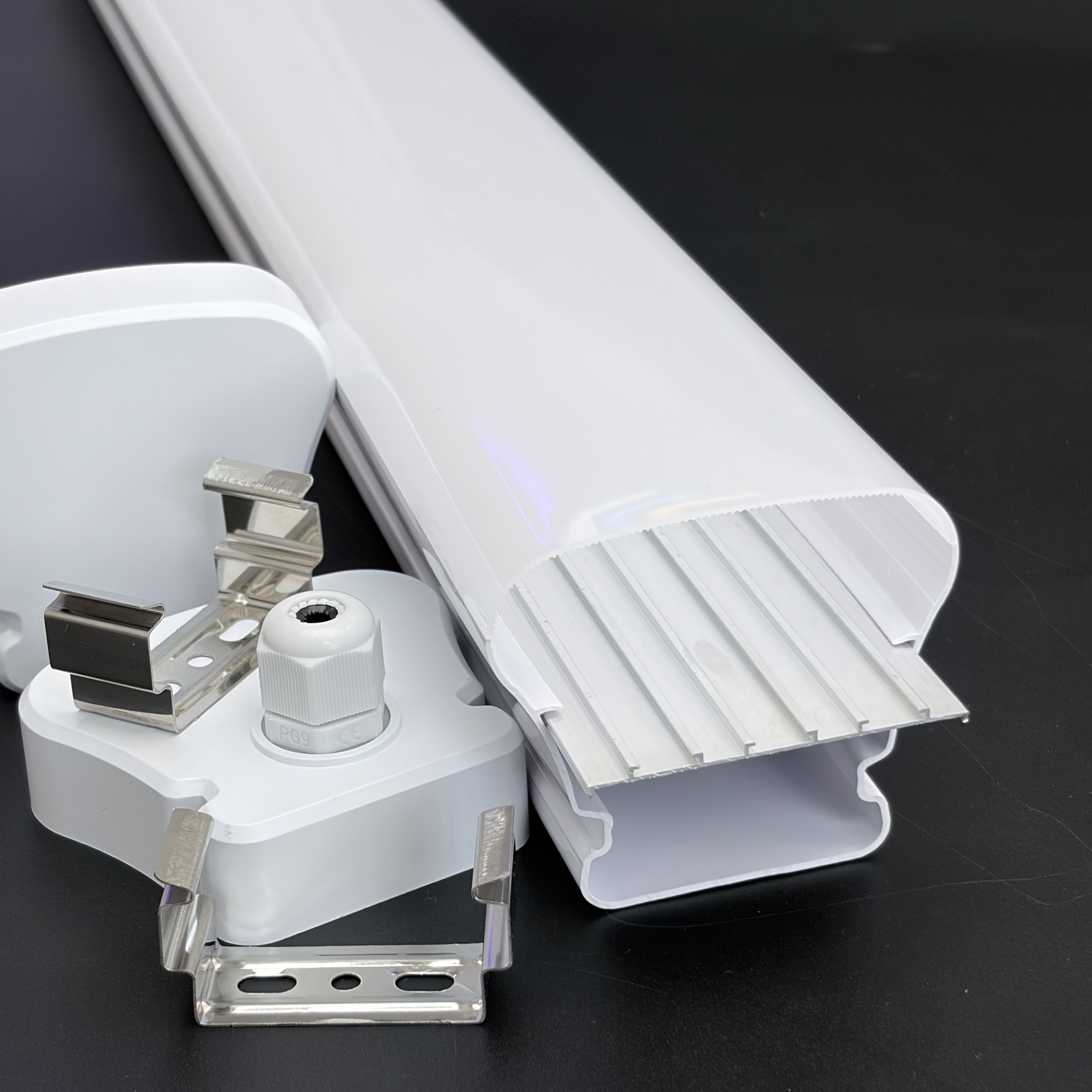 IP65 2FT Surface-Mounted LED Tri-proof Ceiling Batten 16W Linear Light 130lm/W Ra80 50000 Hours Lifespan 3-Year Warehouse