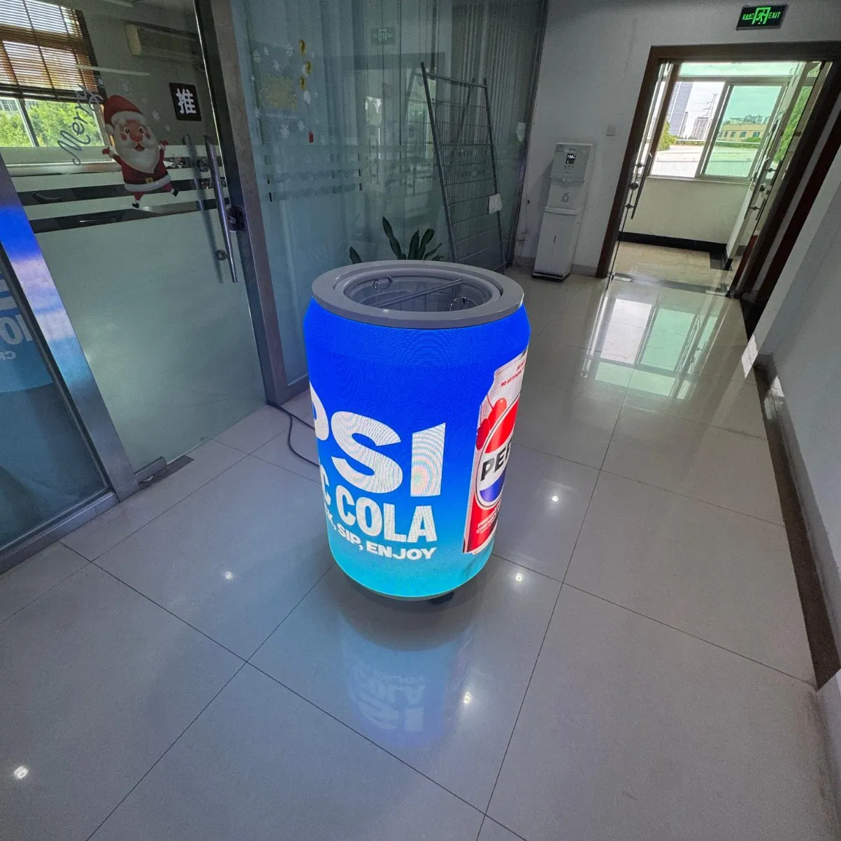 Paneles LED flexibles equipados con refrigerador móvil 50L - P1.86 Pantalla publicitaria de alta definición Gob